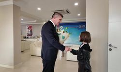 Burdur Belediye Başkanı Ercengiz, 23 Nisan'da makamını 10 yaşındaki Ayşe Sena'ya devretti