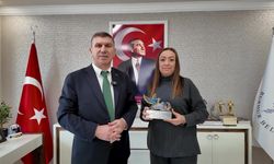 Burdur Belediye Başkanı Ercengiz, Mine Hanım Özel Eğitim ve Rehabilitasyon Merkezi'nin ödülünü takdim etti