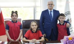 Burhaniye Belediye Başkanı Deveciler, makam koltuğunu İdil Özkan'a devretti