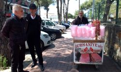 Burhaniyeli vatandaş babasının hayrı için öğrencilere pamuk şekeri dağıttı