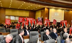 Bursa Büyükşehir Meclisi'nde Bozbey protestosu: CHP'li üyeler dövizlerle tepki gösterdi