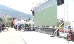 Bursasporlular, Ankara Demirspor maçını Büyükşehir Belediyesi'nin kurduğu dev ekrandan takip etti