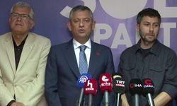 CHP - SOL Parti görüşmesi... Özgür Özel: 'Birilerinin Anayasa'nın bazı maddelerinden güç alıp bazı maddelerini yok saydığı bir Anayasasızlaştırma sürecine itiraz ediyoruz'