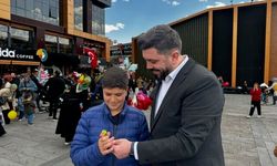 CHP'li Hakan Çağlar, 23 Nisan'da çocuklara hediyeler dağıttı