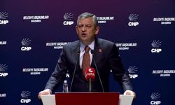 CHP'nin Belediye Başkanları Buluşması... Özgür Özel: 'AK Parti'ye, MHP'ye oy veren hiç korkmasın. Ne devri sabık yaratırız, ne kin güderiz. Ama bu haysiyet cellatlarını unutursak şerefsiziz'