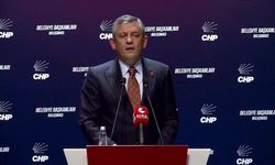 CHP'nin Belediye Başkanları Buluşması... Özgür Özel: ''Hiçbir suçun yok ama kesin işledin ben bulamıyorum yine de seni tutukluyorum' diyeni Onursal'ın ve Algı'nın gözyaşları boğacak'