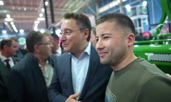 DEVA Partisi Genel Başkanı Babacan, 24 yaşındaki genç çiftçiyi görünce alnından öptü