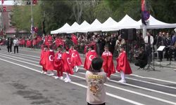 Diyarbakır'da 23 Nisan çocukların 'Yurtta barış, dünyada barış' mesajıyla kutlandı