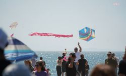 Edremit'te gökyüzü uçurtmalarla renklendi
