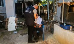 Efeler Belediyesi Sosyal Yardım Ağı ekiplerinden vatandaşlara evlerinde destek