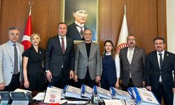 Eğitim-İş, 'insanca yaşayacak ücret, adil emeklilik' talebiyle topladığı 100 bin imzalı dilekçeyi TBMM Başkanvekili Tekin Bingöl'e sundu