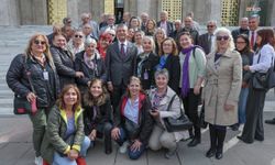 Emekli-Sen, emekli ikramiyeleri için topladığı 100 bin imzayı, Özgür Özel'e teslim etti