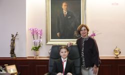 Eskişehir Büyükşehir Belediye Başkanı Ünlüce, başkanlık makamını ilkokul öğrencisi Ece Akkan'a devretti