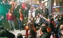 Galatasaray taraftarları Kars'ta Fenerbahçe galibiyetini kutladı