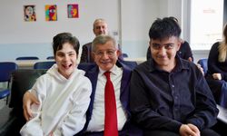 Gelecek Partisi Genel Başkanı Davutoğlu, İlgi Otizm Derneği'ni ziyaret etti