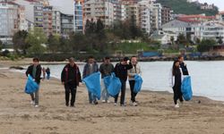 Giresun Belediyesi ile üniversite öğrencilerinden Plajlar Bölgesi'nde temizlik çalışması