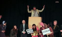 Giresun Belediyesi Şehir Tiyatrosu'nun Manisa'da sahnelediği oyuna seyircilerden tam not