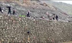 Hakkari'de taşkın nedeniyle kapanan yolda cenaze kepçeyle taşındı