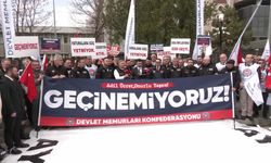 Hazine ve Maliye Bakanlığı önünde memurlar zincirli eylemle geçim sıkıntısını anlattı