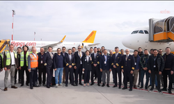 İran'da mahsur kalan Pegasus yolcu uçağı, 52 gün sonra Sabiha Gökçen'de alkışlarla karşılandı