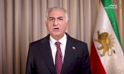 İran'ın devrik şahının oğlu Reza Pehlevi'ye, Almanya ziyareti sırasında domates sosu fırlatıldı