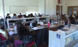 İzmir Büyükşehir Belediyesi'nin kütüphanelerine gençlerden yoğun ilgi