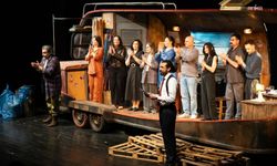 İzmir Şehir Tiyatroları'nın yeni oyunu 'Halktan Biri' seyirciyle buluştu