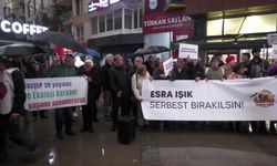 İzmir'de sağanak altında Esra Işık'ın tutuklaması protesto edildi... Işık: Milas bir şirketten büyüktür