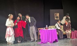 İzmir'de üniversiteliler tiyatroda buluştu