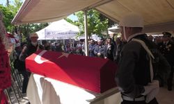 İzmir'deki kazada şehit olan polis memuru Serkan Hızlı, memleketi Akhisar'da son yolculuğuna uğurlandı