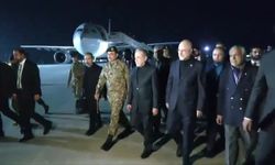 Kalibaf liderliğindeki İran heyeti, Pakistan'da çiçeklerle karşılandı