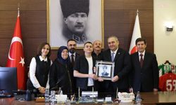 Keçiören Belediye Başkanı Özarslan, koltuğunu Şehit Piyade Astsubay Çavuş Arif Çakır'ın oğlu Taha Burak Çakır'a bıraktı