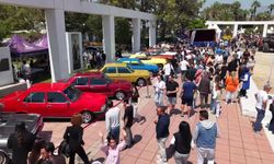 Klasik Otomobil Sergisi ziyaretçilerini zaman yolculuğuna çıkardı 