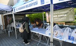 Kuşadası Belediyesi'nin 'Beslenme Çantası Desteği' sürüyor