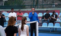 Kuşadası'nda 23 Nisan kutlamaları kapsamında düzenlenen tenis turnuvası sürüyor