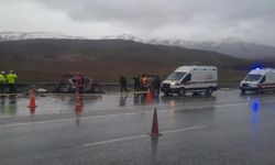 Malatya'da feci kaza: Erkenek'te otomobil ile tır çarpıştı, 3 kişi hayatını kaybetti