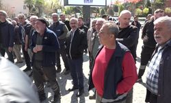 Malatya'da iş yerlerini boşaltmaları için üç gün süre tanınan sanayi esnafından belediye önünde tepki: 'Sahipsiz Malatya, sahipsiz sanayi'