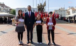 Manavgat 23 Nisan'da kırmızı-beyaza büründü