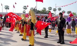 Mersin Büyükşehir Belediye Başkanı Seçer, Cumhuriyet Meydanı'nda düzenlenen 23 Nisan törenine katıldı