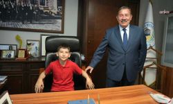 Milas Belediye Başkanı Topuz, koltuğunu ilkokul öğrencisi Mehmet Emir'e devretti