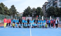 Milli sporcu Çağla Büyükakçay, Büyükçekmeceli minik sporcularla kortta buluştu