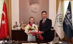 Muğla Büyükşehir Belediye Başkanı Aras, 23 Nisan dolayısıyla koltuğunu minik Azra'ya bıraktı