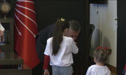 Özgür Özel, koltuğunu depremzede Elisa Dok'a devretti... 'Atatürk'ün bizlere duyduğu güveni boşa çıkarmamak en büyük görevimizdir'