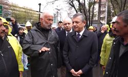 Özgür Özel'den Kurtuluş Parkı'nda açlık grevindeki madencilere ziyaret: 'Yaşasın Doruk Madencilik'teki emekçi direnişi, yaşasın Türkiye işçi sınıfının mücadelesi'