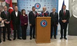 Özgür Özel'den TÜRK-İŞ'e ziyaret... TÜRK-İŞ Genel Başkanı Atalay: '1 Mayıs'ı bir kere bayram gibi kutlama imkanımız olmadı'