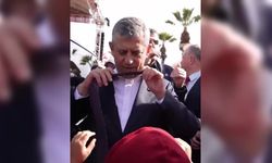 Özgür Özel'den Urla'da yanına gelen çocuğa kravat hediyesi