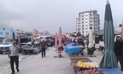 Semt pazarında vatandaş yerdeki sebze ve meyveleri topladı