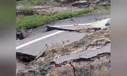 Şiddetli yağmurun etkili olduğu Kadirli'de köy yolu çöktü