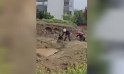 Torbalı'da çamura saplanan iki çocuğu itfaiye kurtardı