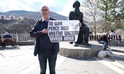 Tunceli'de akademisyen Hüseyin Çağlayan savaşa karşı tek başına eylem yaptı